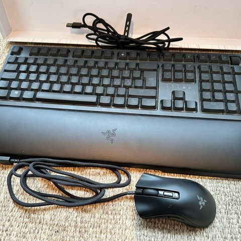 Razer: Ornata tastatur, mus Deathadder Mini og musematte