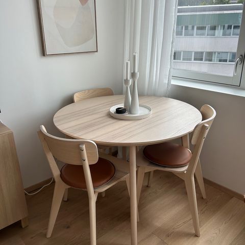 IKEA Lisabo spisebord med stoler og puter (svært pent brukt)