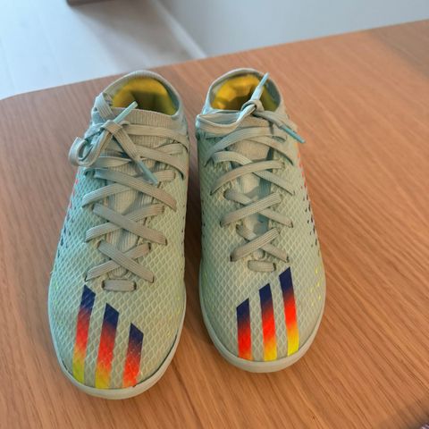 Adidas fotballsko str. 33