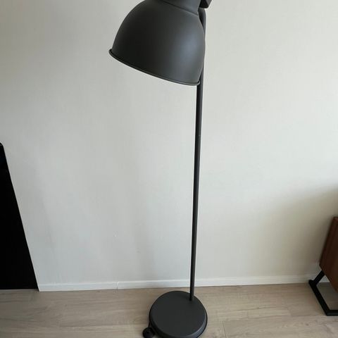 Gulvlampe Hektar fra IKEA