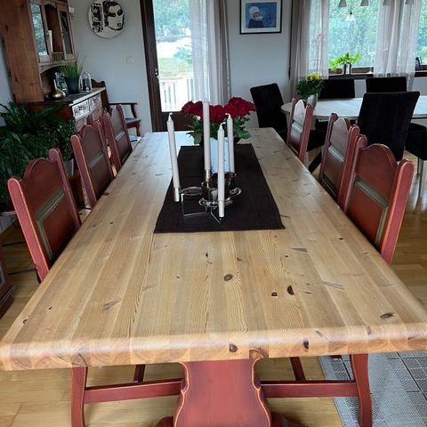 Spisestuebord, stoler og vin/hengeskap passer fint på hytte