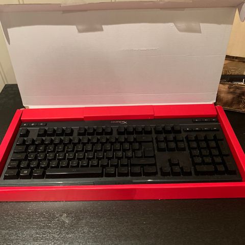 Nesten ubrukt gaming tastatur