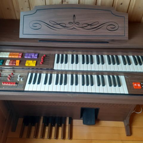 Eldre elektrisk Welson-orgel gis bort