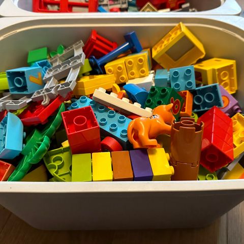 To store bokser med Duplo