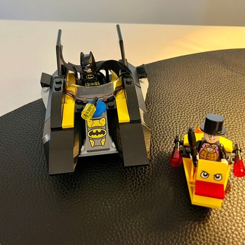 Lego «Batbåtens jakt på pingvinen» 76158