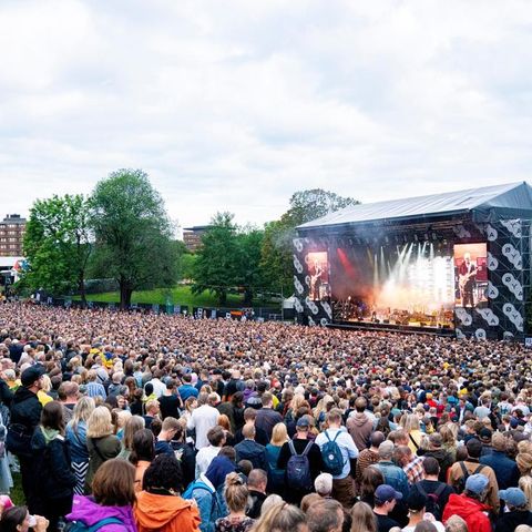 2 dagspass til øyafestivalen fredag selges 900 kr per stykk