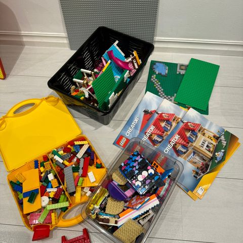 Lego samling med byggeplater og veske.