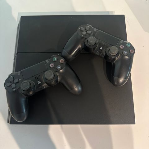 Playstation 4 med 2 kontroller