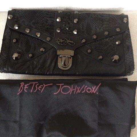 BETSEY JOHNSON svart skinn clutch med dust bag.