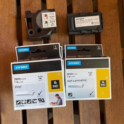 Dymo etiketter / Labels, 24mm Svart/Hvit, flere selges + batteri