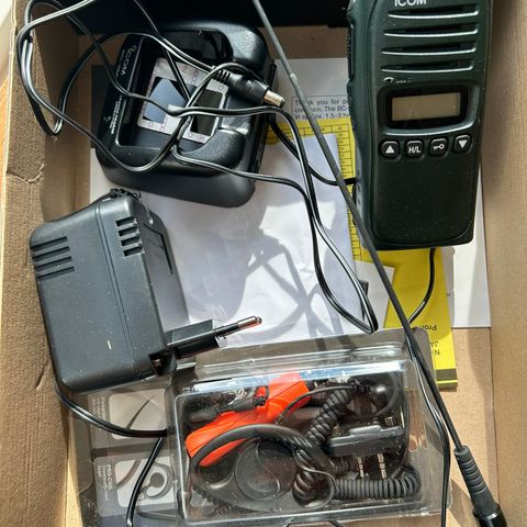 Icom f-3022 jaktradio med lader, skogsantenne osv