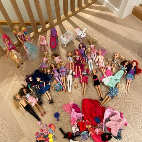 Diverse Barbie med klær og utstyr