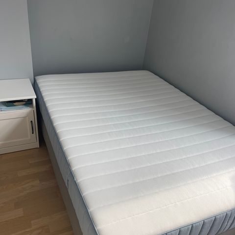 MÅ UT I DAG 140x200 seng (VALEVÅG madrass og ESPEVÄR ramme)