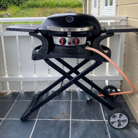 Helle Sundwind gassgrill med portablet stativ med sidebord