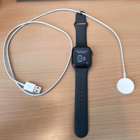 Apple Watch SE (GPS+Cellular) i aluminium 44mm