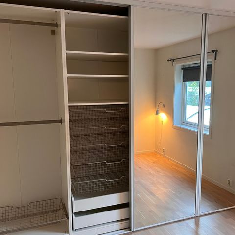 Skyvedørsgarderobe med glassdører