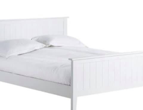 Pentbrukt hvit tre seng med sengebunn til salgs