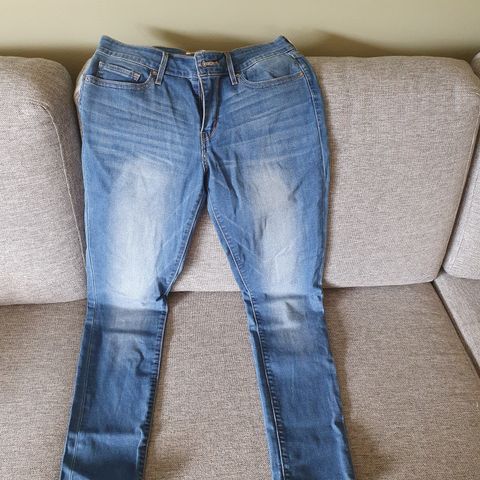 Olabukse fra Levis. 711 skinny. Str 29 i livet og anslår 32/34 i lengde.