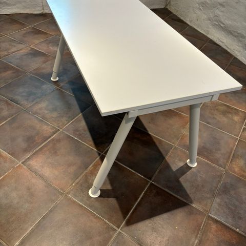 Skrivebord / bord med justerbare ben