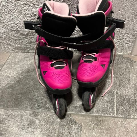 Rollerblades selges 350kr. Justerbar størrelse fra 32 til 36,5