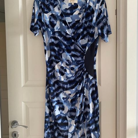 Ny kjole fra Streeams i flotte blåfarger og behagelig stoff