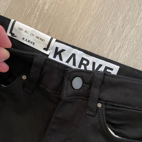 Svarte jeans fra KARVE