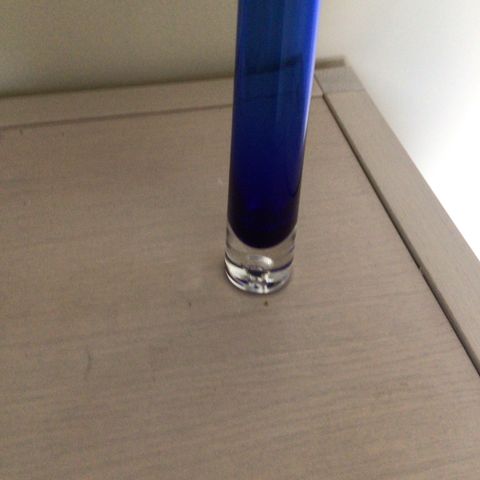 Pen blå vase fra Hadeland glassverk - høyde 20,5 cm - perfekt stand