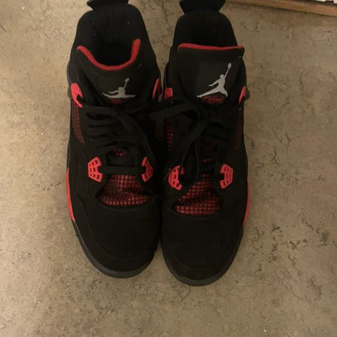 Black cats Jordan 4