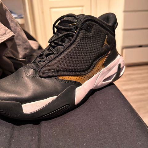 Jordan Max Aura 4 GS 'Black Metallic Gold'