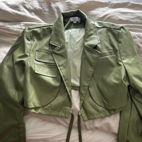 Olivengrønn jakke/ blaser i skinnimitasjon/ Faux Leather Jacket, str. M 🌵