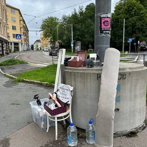 Speil, Teppe, kjøkkenutstyr, bag, stol og mer