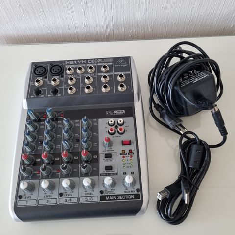 Behringer ZENYX Q802 USB mikser