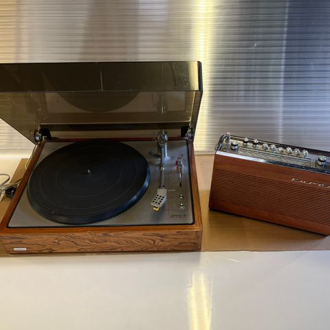 Nydelig retro radio og LP-spiller.