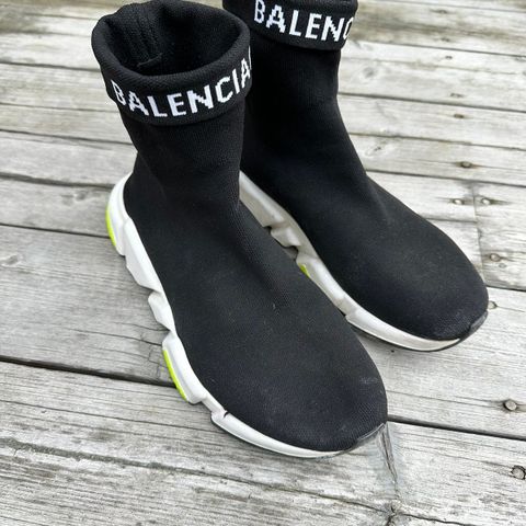 Pent brukte Balenciaga sko selges billig