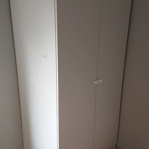 Hvit garderobe skap med dører (2stk)
