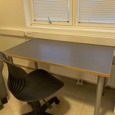 Skrivebord og stol