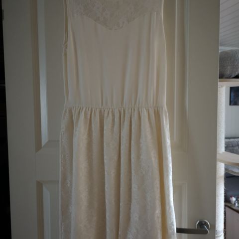 Nydelig, enkel hvit kjole