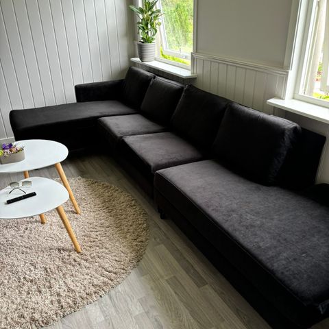 Svart velour sofa