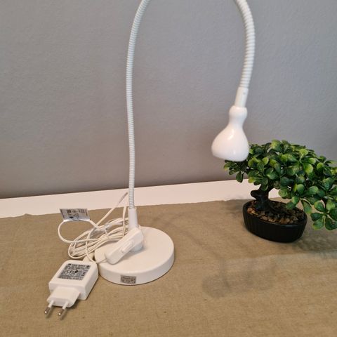 Hvit bordlampe fra IKEA gies bort