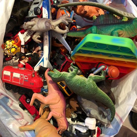 Dinosaurer, lekebiler og figurer