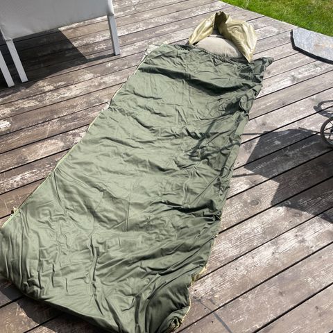 Militær sovepose med vanntett underside.