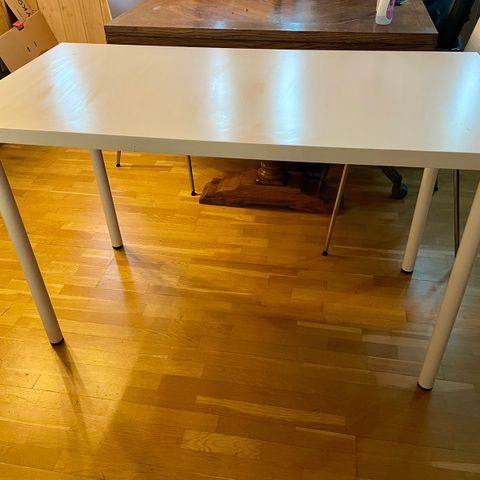 Hvitt IKEA skrivebord