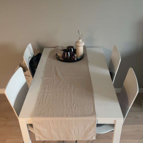 Spisebord, hvitt. Inkl 4 stoler