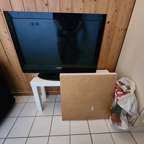 TV Grundig 32" med IKEA TV-benk og Lack