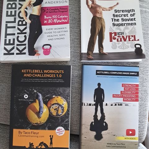 Treningsbøker med kettlebelløvelser selges billig!