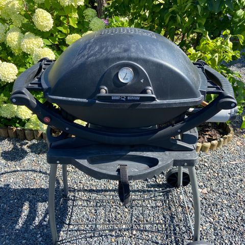 Weber gass grill med temp måler og trillebord, selges.