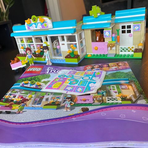 Lego friends dyreklinikk