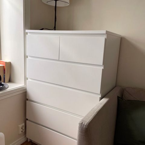 Chest of drawers in white. Quite well condition. 4 big drawers and 2 small ones