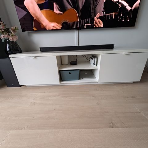 TV-Benk fra IKEA selges.