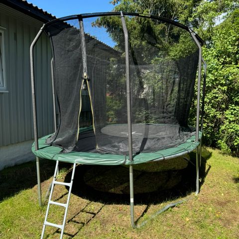 To år gammel trampoline selges